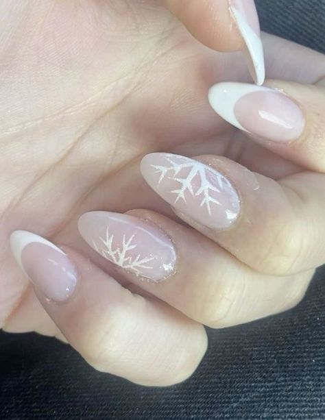 Nails Idea Christmas, White Nail Christmas Designs, Christmas Nails French Tip Snowflake, Winter Designs Nails, White French With Snowflakes, Nail Ideas Snowflake, Nails Christmas Snowflake, Chistmas Nails 2022, Nails Design Snowflakes