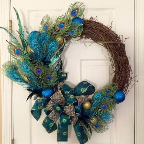 Wreath Peacock, Peacock Feather Wreath, Peacock Christmas Decorations, Grapevine Wreath Christmas, Peacock Feather Decor, Wreath Mantle, Christmas Peacock, Mantle Wreath, Christmas Grapevine Wreath