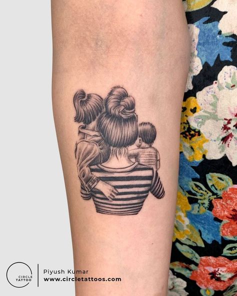 Mom And Child Tattoo, Mother And Children Tattoo, Mother Children Tattoo Ideas, Mother Child Tattoo, Mother And Child Tattoo, Baby Hand Tattoo, Ohm Tattoo, Child Tattoo, Mother Tattoo