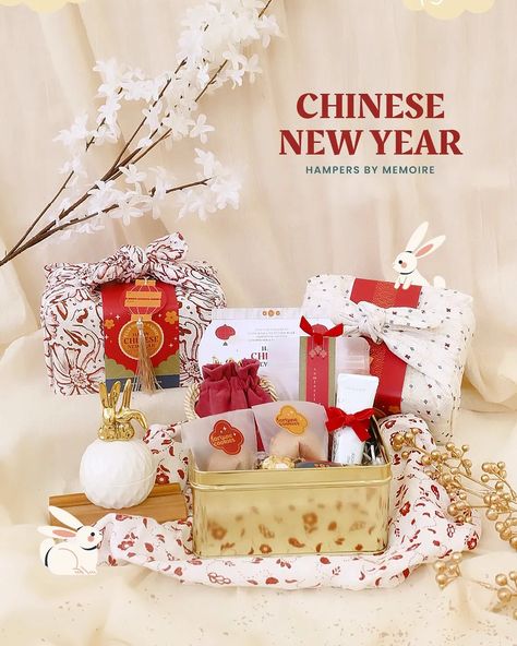 Chinese new year gift ideas. A box of favor wrapped in furoshiki style using ikea kitchen towel fabric Chinese New Year Hampers, Gem Adopts, Hampers Packaging, Cny Hampers, Raya Cookies, Hampers Idea, Cny 2023, Chinese Packaging, The Year Of The Rabbit