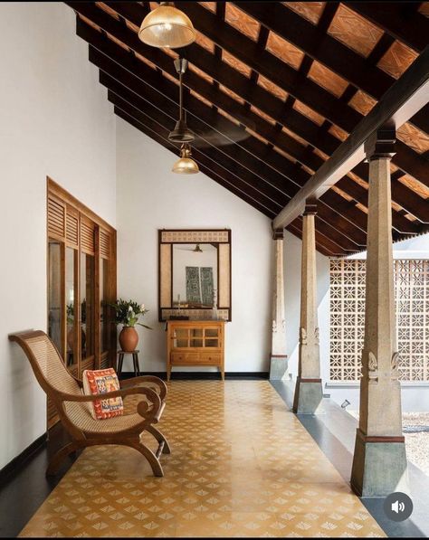 Traditional Terrace Design, Wada Style Interior, Indian Flooring Ideas, Traditional Indian Houses, Chettinad House, Kerala Traditional House, Interior Design India, India Home Decor, Courtyard House Plans