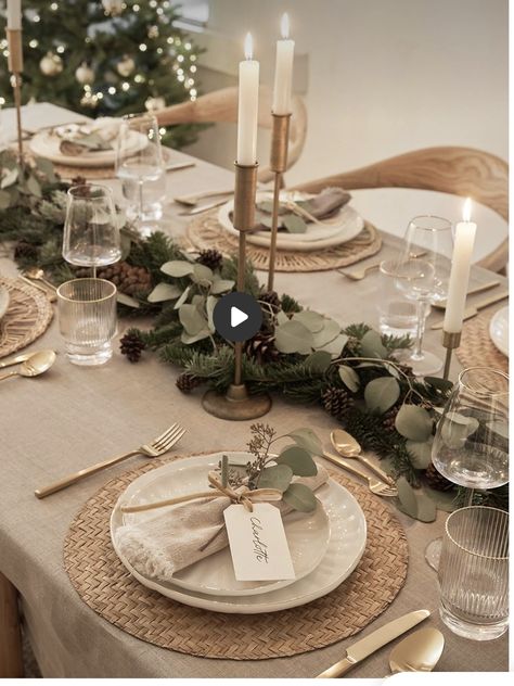 Christmas Neutral Table Decor, Beige Christmas Table Decor, Beige Dinner Table, Neutral Christmas Table Decor, White And Gold Christmas Table, Christmas Table Settings Rustic, Neutral Christmas Table, Dressage Table, Christmas Dinner Table Ideas