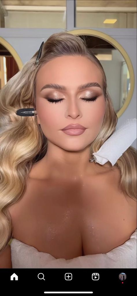 glam makeup Shimmer Glam Makeup, Prom Makeup With Gold Dress, Light Gold Makeup Prom, Princess Glam Makeup, Smoky Gold Makeup, Prom Makeup For Silver Jewelry, Bridal Makeup Gold Eyeshadow, Light Shimmery Eye Makeup, Sparkle Bridal Makeup