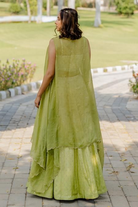 Embroidered Cape & Ombre Lehenga Set Lehanga With Shrugs, Lengha Choli With Shrug, Traditional Lehenga With Cape Sleeves For Festivals, Cape Top Lehenga, Traditional Green Lehenga With Cape Sleeves, Ombre Lehenga, Haldi Outfits, Embroidered Cape, Simple Lehenga