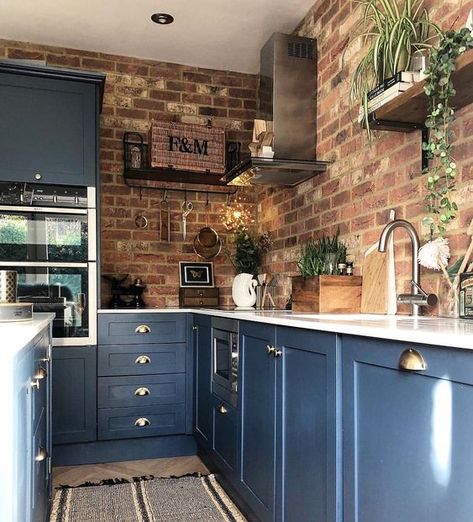 blue kitchen cabinets with white countertops and red brick walls is a bold contrasting idea with a touch of chic Kitchen With Brick, Dark Brown Kitchen Cabinets, Dark Blue Kitchens, Kitchen Words, Best Kitchen Cabinets, Blue Kitchen Cabinets, Brick Kitchen, New Kitchen Cabinets, Blue Cabinets