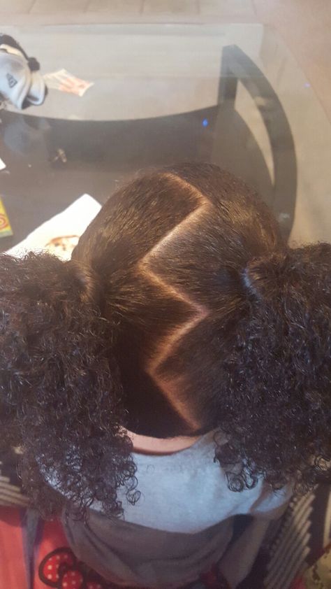 Curly zigzag ponies Zig Zag Puffs Natural Hair, Space Buns Zig Zag Part, 2 Puffs Hairstyle, Zig Zag Part Ponytail, Curly Hair Zig Zag Part, Zig Zag Part Hair Black Women, Zigzag Ponytail, Zigzag Part Hair, Y2k Zig Zag Spikey Buns