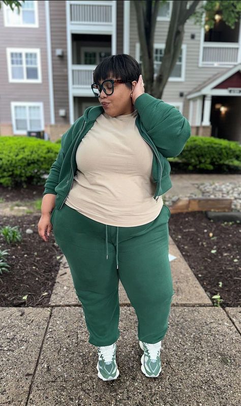 Sweats Outfit Plus Size, Athletic Outfits Winter, Plus Size Outfits For Winter, Plus Size Business Attire, Plus Size Baddies, Chubby Style, Book Outfits, Outfits For Winter, Neat Casual Outfits