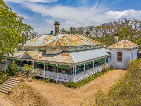 Queenslander Homes Interior, Queenslander Homes Exterior, Australian Country Houses, Queenslander Homes, Country Home Exterior, Queenslander House, Old Country Houses, Homestead House, Australian Architecture