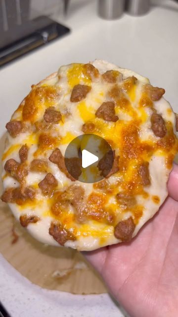 Cici Soriano on Instagram: "The best school breakfast 🥯 And even better homemade!" School Breakfast Pizza, Breakfast Bagels, Pizza Bagel, Breakfast Biscuits, Budget Friendly Dinner, School Breakfast, Breakfast Bagel, Breakfast Sandwiches, Sausage Gravy