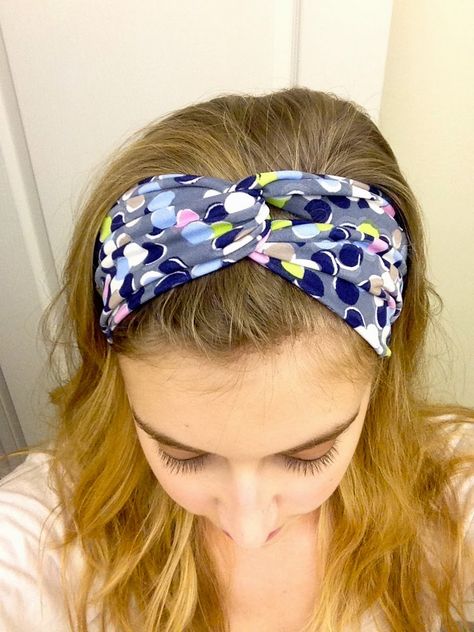 Kraftie Katie: DIY Headband Tutorial (Super Easy!) Diy Nurse Headband, Easy Diy Headbands, Sweatband Diy, Cotton Fabric Headbands Diy, How To Make A Hair Band Fabric Headbands, Sew Hair Band, Top Knot Headband Diy, Headband Tutorial Diy, Stretchy Headbands Diy