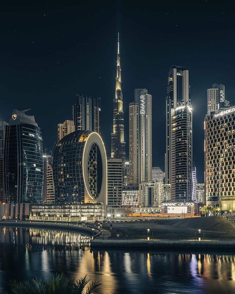 Dubai Night Wallpaper, Dubai Aesthetic Wallpaper, Isabella Hadid, Dubai Architecture, Dubai Vacation, Dubai Aesthetic, Black Wallpaper Iphone Dark, Golden City, Dubai City