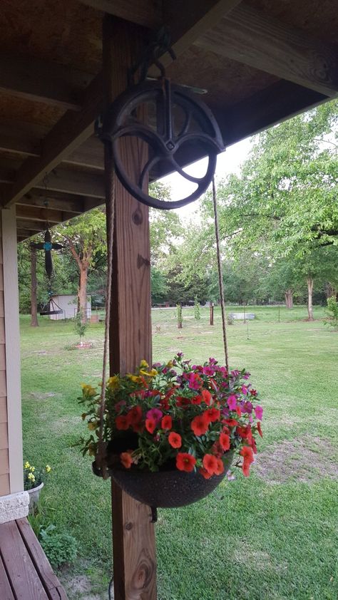 Hanging Basket Bird Feeder, Pulley Hanging Plants, Old Colander Ideas, Pulley Flower Hanger, Pulley Decor Ideas, Pully Plant Hanger, Antique Pulley Ideas, Old Pulley Ideas Decor, Pulley Plant Hanger