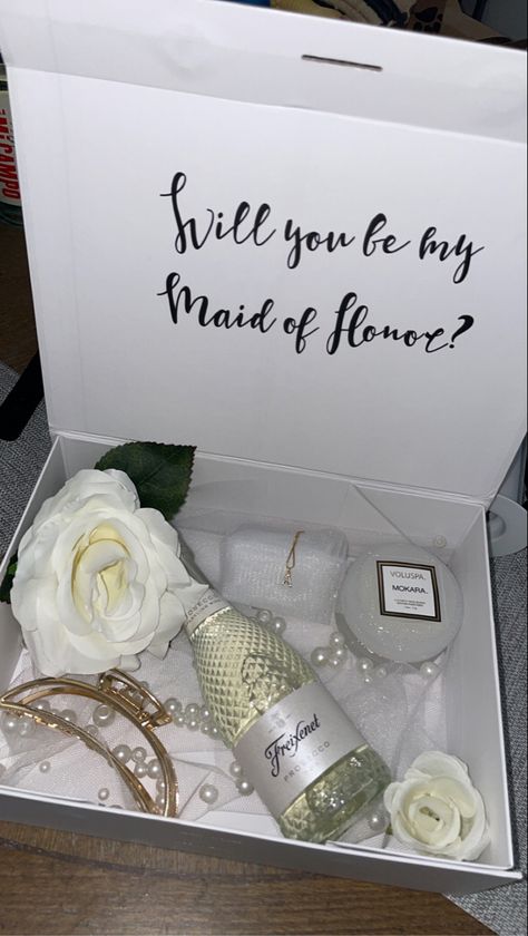 Clean bridal aesthetic, classy, simple, elegant. Maid Of Honor Gift Basket, Maid Of Honor Proposal Box Ideas, Maid Of Honor Aesthetic, Maid Of Honor Proposal Box Diy, Simple Bridesmaid Proposal, Simple Clean Aesthetic, Small Bridal Parties, Bridal Shower Inspo, Maid Of Honor Proposal