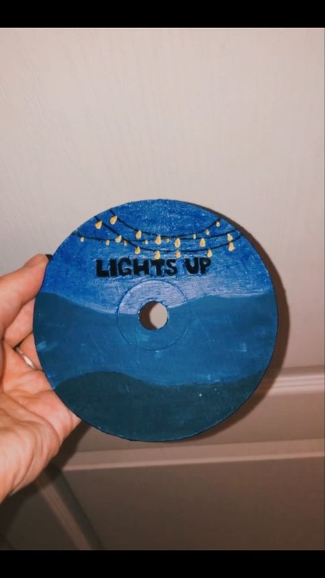 Cds Painting, Harry Styles Cd, Lights Up Harry Styles, Painted Discs, Painted Cds, Harry Styles Lights Up, Record Painting Ideas, Sign Of The Times Harry Styles, Light Up Art