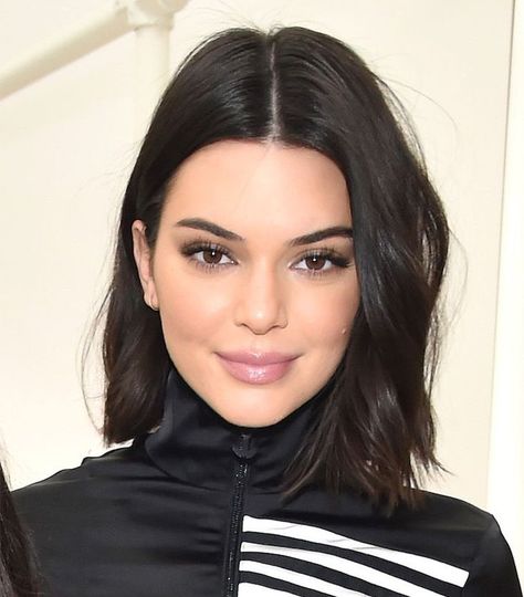 If You Have Wavy Hair, These 15 Celeb Styles Will Inspire You to Go Short Short Hair Pics, Kendall Jenner Short Hair, Kendall Jenner Shorts, Kendall Jenner Hair, Sleek Short Hair, Stile Kendall Jenner, Half Updo Hairstyles, Kardashian Hair, Hair Pics