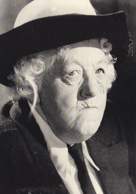 Miss Marple fürs Krimidinner - hängt euch eine Ahnengalerie auf. Die berühmte, etwas schrullige Ermittlerin darf natürlich nicht fehlen! Margaret Rutherford, Drinking Vinegar, Blithe Spirit, English Characters, Unique People, Miss Marple, Hercule Poirot, I Love Cinema, Character Actor