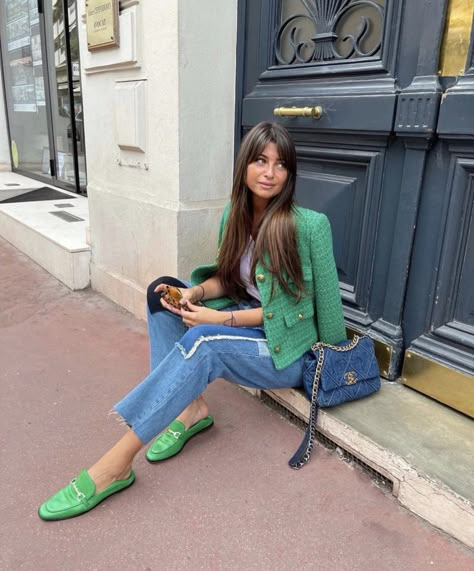 Green Mules Shoes Outfit, Green Sandals Outfit Casual, Green Mules Outfit, Loafer Looks, Red Mules Outfit, Green Loafers Outfit, Mocassin Outfit, Green Shoes Outfit, Outfit Verde