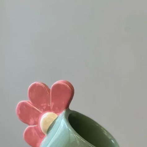 Ceramics mugs ❤️ on Instagram: "Pottery flower mugs design by @doryas.ceramic" Flower Cup Ceramic, Flower Handle Mug, Slab Mug, Flower Ceramics, Flower Ceramic Mug, Pottery Flowers, Flower Mugs, Ceramics Mugs, Pottery Flower