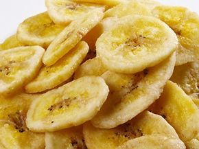 How to Dry Bananas in the Oven Homemade Banana Chips, Banana Chips Recipe, Dehydrated Bananas, Dried Banana Chips, Cooking Bananas, Homemade Ham, Dried Bananas, Dehydrated Fruit, Banana Chips