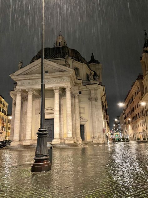 Italy Rain Aesthetic, Dark Rome Aesthetic, Rain In Italy, Rome Italy Aesthetic Night, Roma Aesthetic Night, Italy Night Life, Rainy Italy, Italy Rain, Italy Rome Aesthetic