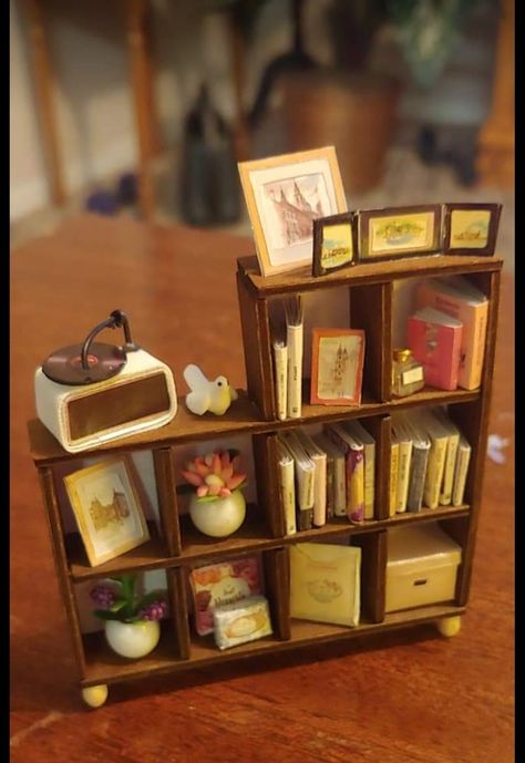 Miniature Diy Ideas, Mini Bookcase Diy, How To Make Miniature Furniture, Mini Room Diy, Diy Mini Furniture, Miniature Origami, Miniature Living Room, Dollhouse Crafts, Miniature Cafe