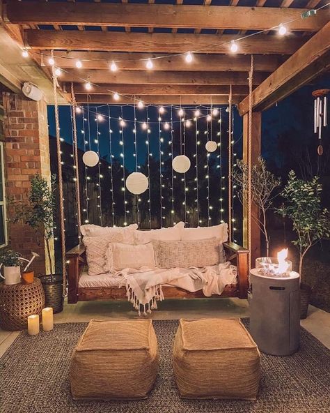 Patio Bohemio, Boho Front Porch, Bohemian Porch, Glass Balcony Railing, Living Room Boho Chic, Diy Porch Swing, Bohemian Patio, Front Porch Swing, Glass Balcony