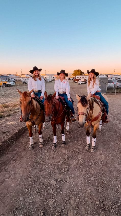 Rodeo Life Country Living, Cow Riding, Rodeo Pics, Rodeo Pictures, Country Girl Horse, Rodeo Aesthetic, Summer Rodeo, Cowgirl Lifestyle, Country Best Friends