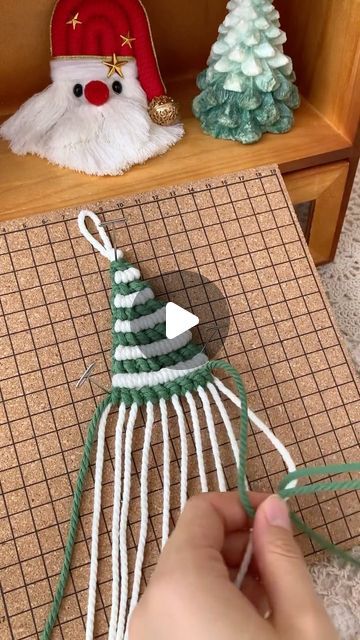 Macrame Hanging Baskets Diy, Crochet Rustic Christmas, Rustic Christmas Tree Ornaments, Christmas Yarn Crafts, Christmas Tree Yarn, Macrame School, Crochet Christmas Garland, Macrame Tree, Macrame Christmas Tree