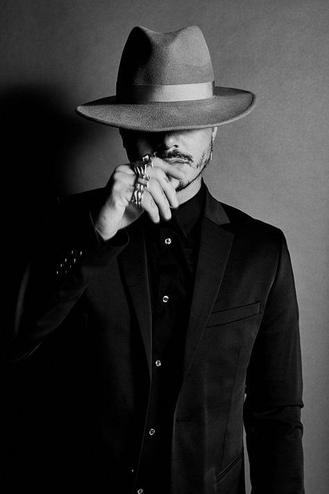 Hat Poses, Foto Cowgirl, Mens Photoshoot Poses, Fashion Model Poses, Portrait Photography Men, Men Photoshoot, Men Photography, Male Photography, Boy Poses