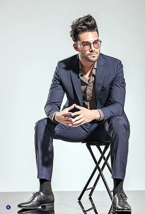 Men Suit Fashion, Chair Pose, Mens Photoshoot Poses, Male Models Poses, Studio Poses, Men Photoshoot, Man Sitting, Sitting Poses, Business Portrait