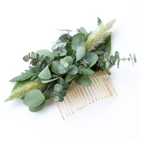 DIY greenery comb for your hair or your bridesmaids! - DIY HAIR COMB - Who wouldn’t wear flowers in their hair?! It just adds an extra dose of whimsical romance to your wedding day look. And they are super simple to make, too! Diy Hair Comb Wedding, Eucalyptus Hair Crown, Flower Combs Wedding Hair, Diy Floral Hair Clip, Eucalyptus Hair Comb, How To Make Flower Hair Comb, Diy Flower Comb, Diy Floral Hair Pins, Diy Floral Hair Comb