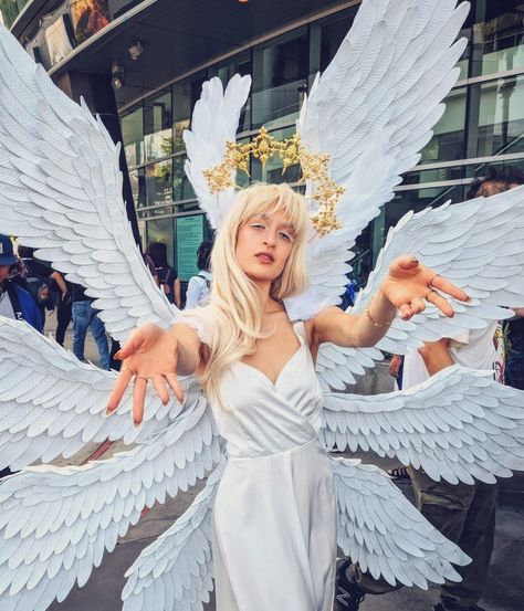 Satan cosplayer from Devilman Crybaby - Anime Expo 2023 Ryo Cosplay, Angelic Poses, Angel Cosplay, Cosplay Ideas, Gogo Dancer Outfits, Angel Halo, Angel Halloween Costumes, Horror Halloween Costumes, Baby Cosplay