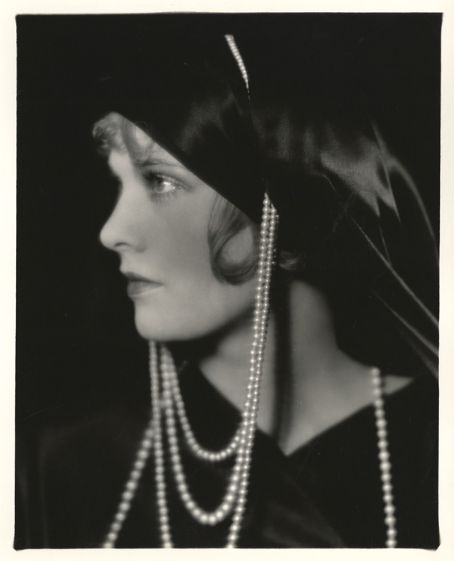 Esther Ralston - dripping in pearls. Esther Ralston, Sound Picture, Flapper Era, Julie Christie, Light Writing, Vintage Stars, Deco Fashion, Silent Film Stars, 1920s Flapper