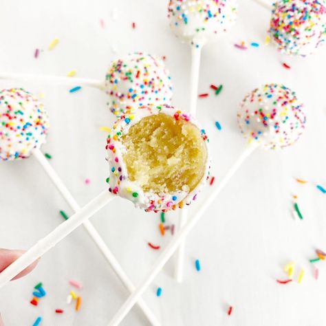 Cake Pops Without Frosting How To Make Cake Pops Without Frosting, Cake Pops No Frosting, No Frosting Cake Pops, Cake Pop Frosting Coating, Cake Pops Without Frosting, Easy Cake Pops, Funfetti Cake Pops, Cake Pop Recipe Easy, Make Cake Pops