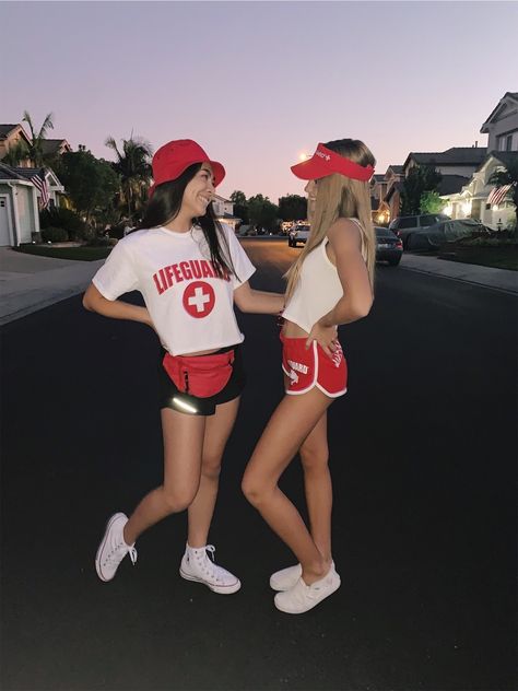 Group Halloween Costumes Lifeguards, Lifeguard Duo Costume, Duo Halloween Costumes Lifeguards, Halloween Costume For Friends Of Two, Halloween Costumes With Your Best Friend, Two Best Friend Halloween Costumes, Hawollen Costumes Ideas, Cute Bestie Costumes, Hallwoon Costumes Duo