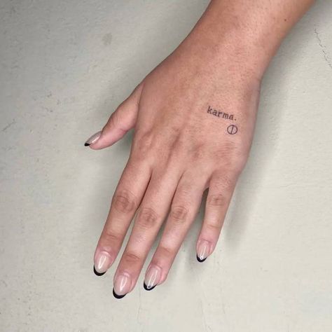 "Karma" lettering tattoo on the hand. Karma Is A Queen Tattoo, Small Karma Tattoo Design, Karma Hand Tattoo, Karma Tattoo Ideas Women, Karma Sanskrit, Karma Font, Tattoo Typewriter, Tattoo Karma, Best Tattoo Ideas For Men