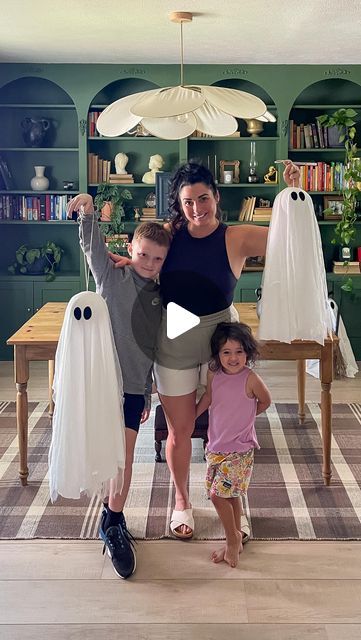 Diy Hanging Ghost Indoor, Hobby Lobby Halloween Crafts, Diy Hanging Ghost Outside, Hanging Ghosts Diy, Diy Hanging Ghost, Ghost Garland Diy, White Bed Sheet, How To Make Ghosts, Ghost Garland