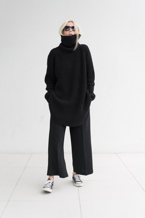 figtny.com | West Coast Casual Mode Edgy, Wide Legged Pants, Virtual Fashion, Looks Style, Mode Inspiration, Minimal Fashion, Outfits Casuales, Black Outfit, Wearing Black