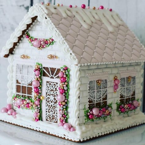 AmourDuCake on Instagram: “HAPPY NEW YEAR!!!! 1 OR 2?? Gingerbread house cookies 🏠🏠🎅🎄🌲🌲🎄🎄🦌 by @maybeacookie Its so cute and beautiful !!!!! 😍😍😍😍😍” Homemade Gingerbread House, Pink Decorations, Gingerbread Cottage, Gingerbread House Parties, Decorative Cookies, Gingerbread House Designs, Christmas Decs, Gingerbread House Cookies, Gingerbread Party