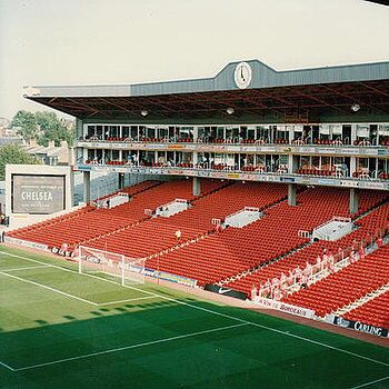 Highbury, Arsenal in the 1990s. Venue Architecture, Highbury Stadium, Small Stadium, Stadium Pics, Stadium Design, English Football, Sports Arena, Football Stadium, Field Of Dreams