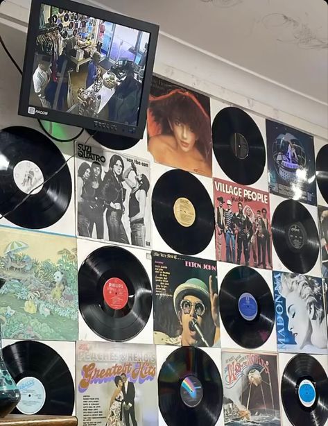 Record Covers On Wall, Record Cover Wall Art, Record Player Wall Decor, Record Player Aesthetic Bedroom, Record Player Room, Records On Wall, Record Room Ideas, Record On Wall, 2000s Collage