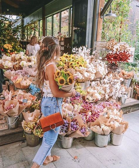 Foto Tips, Foto Poses, Spring Aesthetic, Flower Market, Flower Child, Instagram Foto, Love Flowers, Green Thumb, My Flower