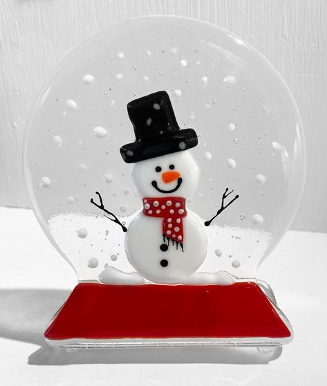 Fused Glass Snow Globe, Fused Glass Christmas Plates, Fused Glass Snowman, Fused Glass Christmas Ornaments Ideas, Fused Glass Christmas Trees, Christmas Fused Glass Ideas, Snowman Snow Globe, Fused Glass Panel, Fused Glass Christmas