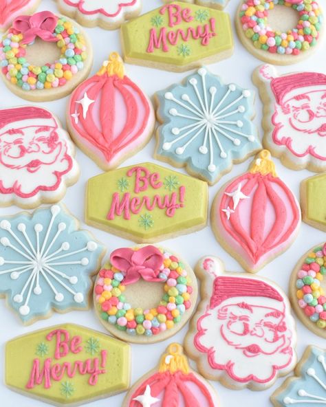 Jessica Lutovsky | Be Merry 🎅🏻 Thank you @sweetvirginiamaes for the wreath inspiration!!! #christmascookies #santacookies #ornamentcookies #wreathcookies… | Instagram Winter Cookies Decorated, Christmas Sugar Cookie Designs, Christmas Sugar Cookies Decorated, Wreath Inspiration, Cute Christmas Cookies, Wreath Cookies, Royal Iced Cookies, Ornament Cookies, Sugar Cookie Designs