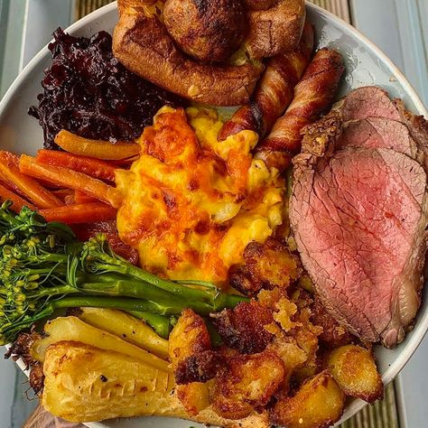 Roast Dinner Christmas, Classic Christmas Food, British Thanksgiving Recipes, Uk Food Recipes, Roast Christmas Dinner, Xmas Food Ideas Christmas Dinners, Christmas Dinner British, Traditional British Christmas Dinner, Christmas Inspired Food