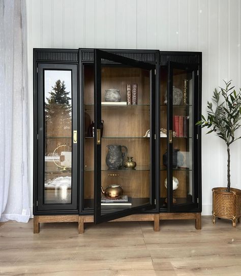 || AVAILABLE || Vintage Drexel Heritage, “passage” display cabinet in campaign style🤩 Recessed brass hardware with backplate. Excellent quality, exceptional craftsmanship. Glass shelves are extremely sturdy! Soft black and muted, medium brown toned oak with a bit of texture. Would be perfect in a neutral room for an in house library with books and bit of a decor😍 Measures 54” w x 16” d x 58” h. Located in Elrose, Saskatchewan. Delivery available- Saskatchewan and Alberta wide. Send a... In House Library, Hardware With Backplate, House Library, House Planning, Furniture Flips, Drexel Heritage, Neutral Room, Home Libraries, Flipping Furniture