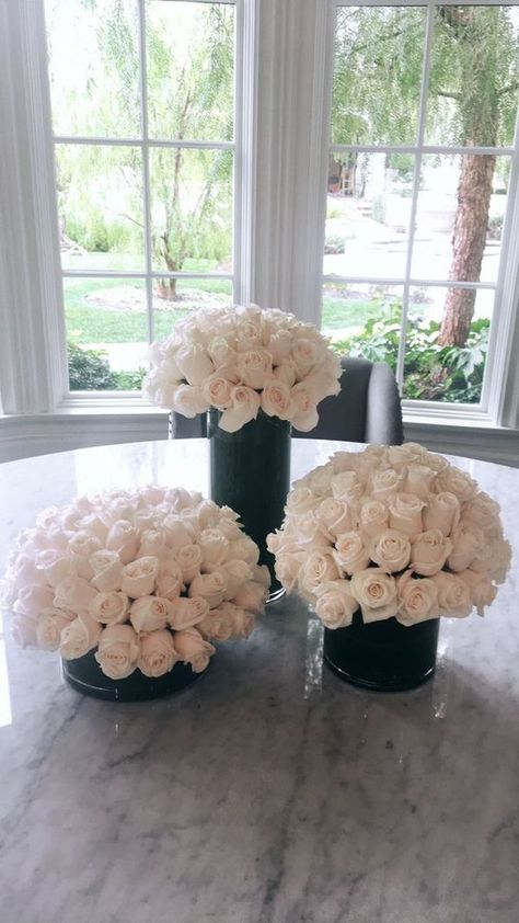 Kardashian Flower Arrangements, Khloe Kardashian House, Kardashian Home, Mia 3, Rich Kids, Décor Diy, Flower Images, Love Flowers, White Roses