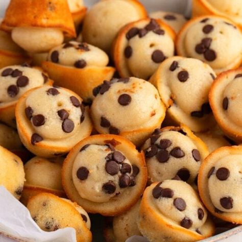 Mini Chocolate Chip Muffins (Easy Recipes) Chocolate Chips Muffins Recipe, Chocolate Chip Muffins Mini, Mini Muffin Recipes, Chocolate Chip Mini Muffins, Chocolate Chip Muffin Mix, Mexican Rice Pudding, Chocolate Chip Muffins Easy, Chocolate Chip Muffins Recipe, Mini Blueberry Muffins