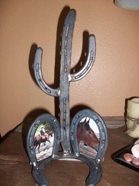 Horseshoe cactus photo frame Horseshoe Cactus, Metal Sculpture Artists, Welding Crafts, Horseshoe Projects, Horseshoe Decor, Horseshoe Crafts, Welding Art Projects, Diy Welding, Horse Shoes