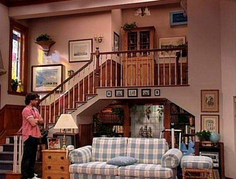 Tanner family living room Full House final season Full House Living Room, Full House Bedroom, Full House Aesthetic, Full House Interior, Full House Tv Show, Victorian Purple, 90s House, House Victorian, Tan House